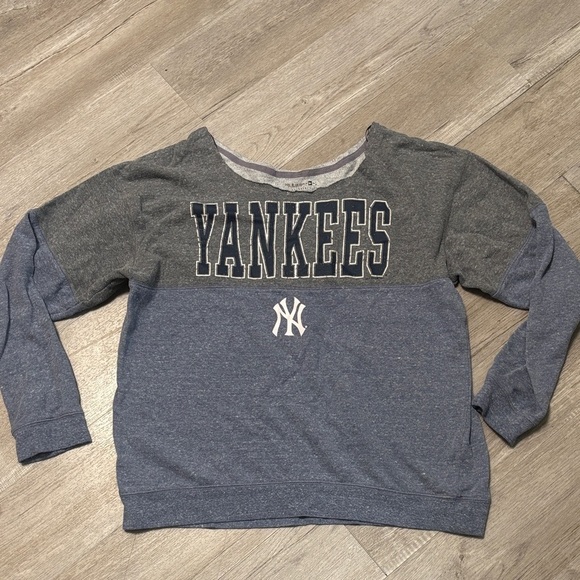 5th & Ocean Sweaters - Women's Gray and Blue Yankees Crew Neck Sweater
